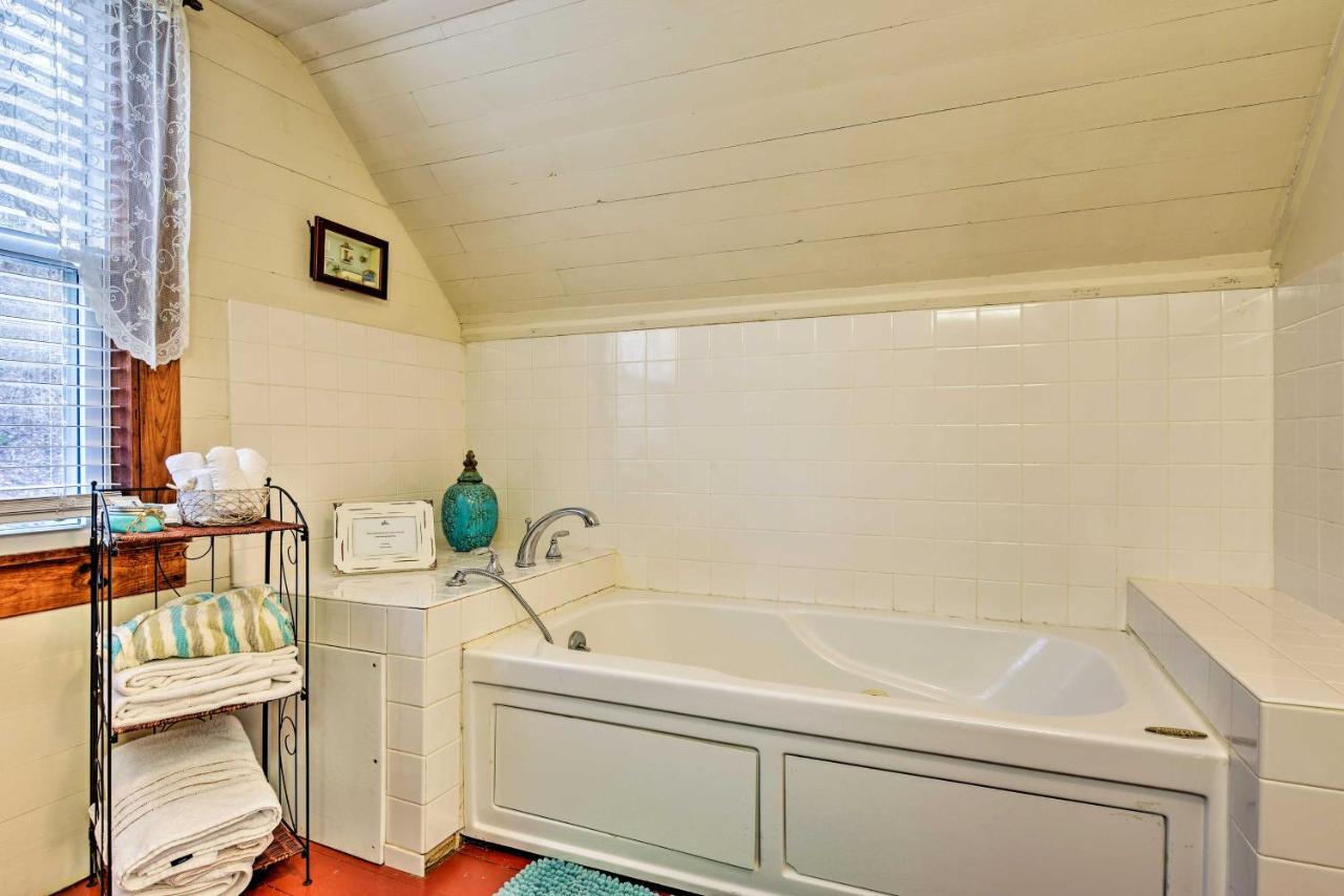 Lil Red Hen Cottage In The Boone Area With Hot Tub ウエスト・ジェファーソン エクステリア 写真
