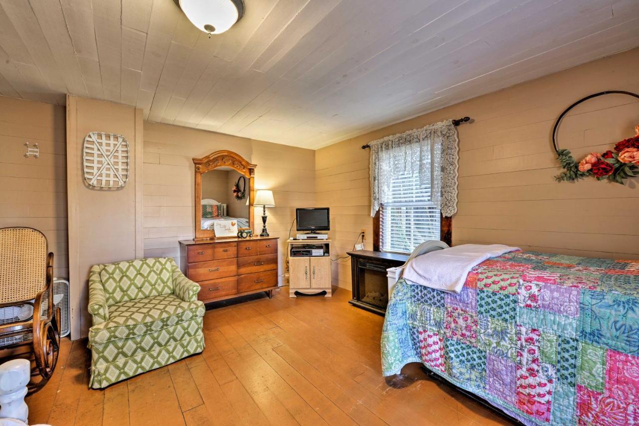Lil Red Hen Cottage In The Boone Area With Hot Tub ウエスト・ジェファーソン エクステリア 写真