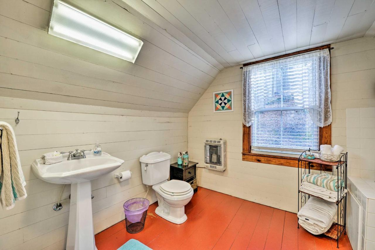 Lil Red Hen Cottage In The Boone Area With Hot Tub ウエスト・ジェファーソン エクステリア 写真